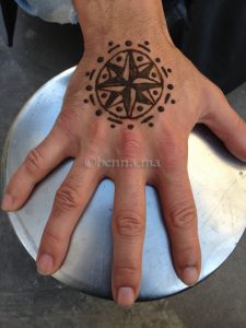 points cardinaux au henné sur la main
